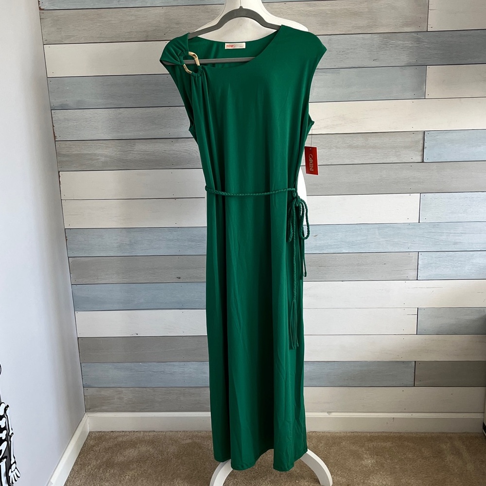 Kohl's Elegant Green Dress with Gold Detail